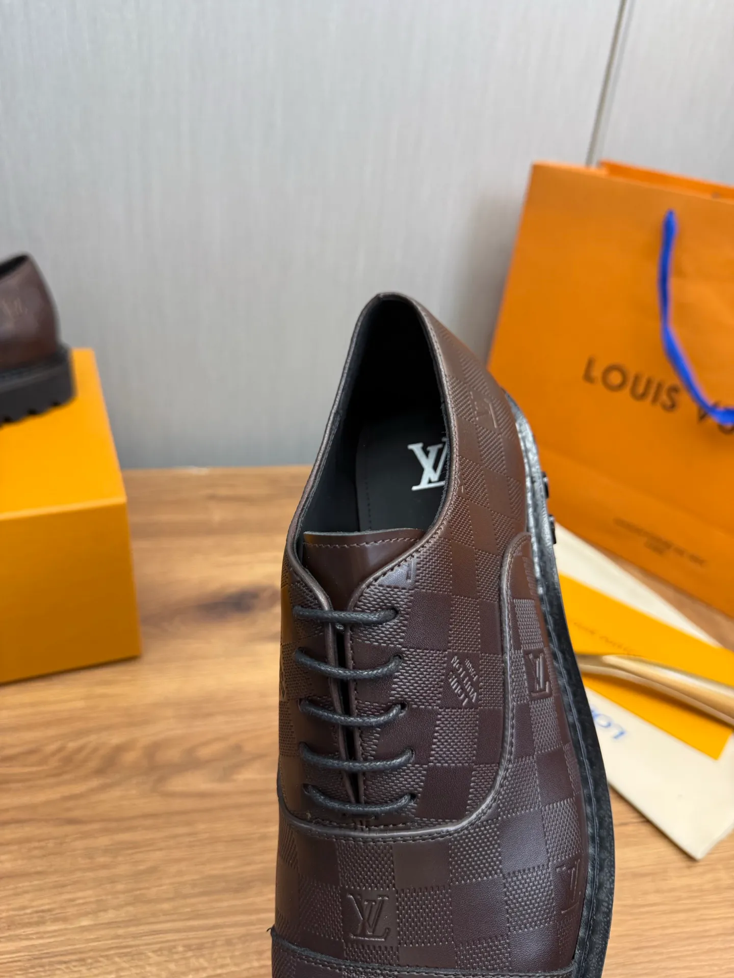 Men's shoes 💰900💰 LV. Men's casual lace-up leather shoes, the latest hot style 🔥 1:1 original purchase quality, top quality goods ⬆️The upper is imported open-edge beaded cowhide, cowhide, and cow suede. The hand-made three-dimensional stitching highlights the round toe design. The inner foot pads are all imported cowhide, with the original wear-resistant foam outsole, matching code 39-44, (38, 45 custom-made, non-refundable)